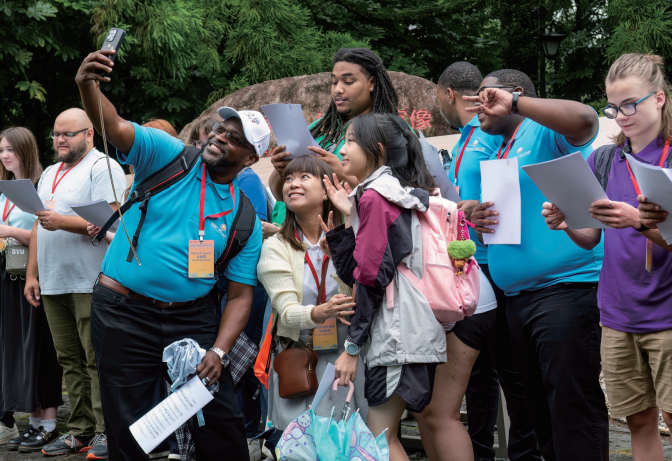 2025年7月10日，参加2025年“鼓岭缘”中美青年合唱周的中美青年在福州鼓岭柳杉王公 园合影留念。