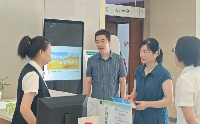 2025年7月14日，成都市新津区行政审批局党组书记、局长杨琴（右二）到区政务服务大厅体验“开办餐饮一件事”办理流程，推动办事流程减环节、减材料。