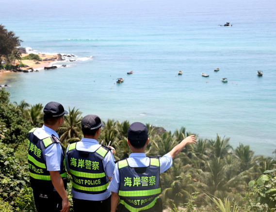   2025年5月1日，海南省万宁市公安局山钦湾海岸派出所组 织民警和辅警，在山钦湾燕子洞旅游景点一带利用无人机开展 巡逻防控。
