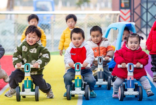 2025年2月27日， 在江苏省南通市通州 区金新街道一家普惠 托育机构内，孩子们 在老师的陪伴下快乐 游戏。