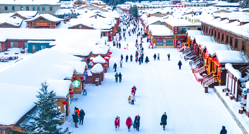 2025年12月20日，黑龙江省牡丹江市海林市，游客们体验冰雪项目， 尽享冬日乐趣，冰雪“冷资源”点亮雪乡“热经济”。
