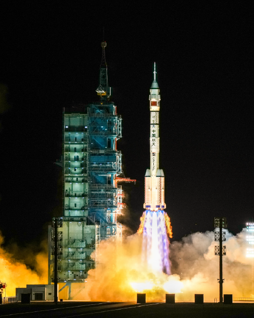 2025年10月31日，由中国运载火箭技术研究院研制的长征 二号F遥二十一运载火箭托举神舟二十一号载人飞船在酒泉卫 星发射中心点火升空。