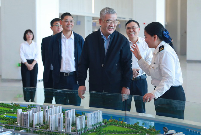 2025年11月25日，作者（ 中） 赴海南省调研海南自由贸易港 封关运作准备情况。