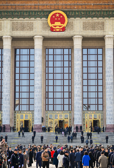 2025年3月4日，全国政协十四届三次会议在北京开幕， 政协委员们陆续步入会场。