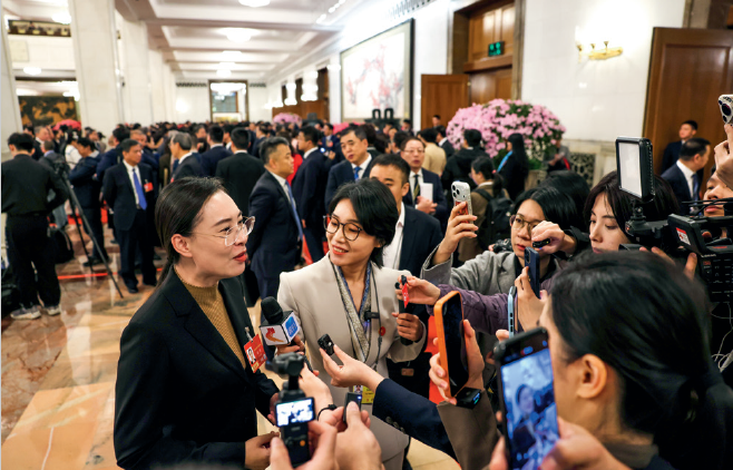 2026年3月9日，十四届全国人大四次会议第二场“代表通 道”集中采访活动举行。图为全国人大代表，河北省衡水市医疗 保障局局长、民进衡水市委副主委顾雪在接受记者采访。