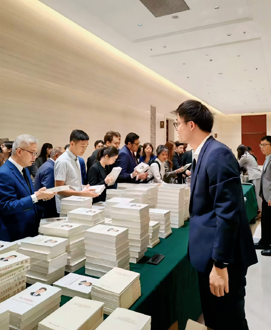 2025年11月10日，中央对外联络部举办外国驻华使节二十 届四中全会精神专题宣介会。图为外宣展台现场。
