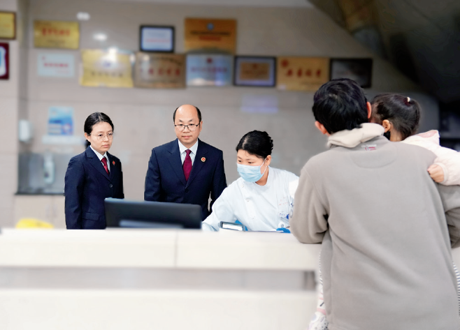 2025年10月27日，上海市闵行区检察院办案人员实 地核查医院个人信息安全整改情况。