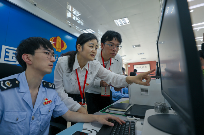 2025年9月22日，云南省曲靖市陆良县纪检监察干部借助 税控系统大数据平台摸排苗头性、倾向性问题线索。