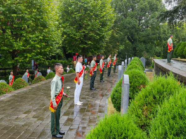 2025年9月19日，云南省昭通市威信县退役军人事务局组织退役士兵到扎西红军烈士 陵园开展爱国主义教育。