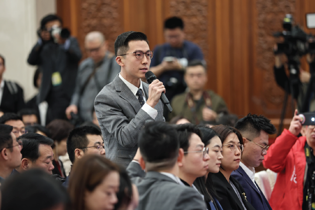 2026年3月4日，中国日报社 青年记者在十四届全国人大四次 会议新闻发布会上提问。