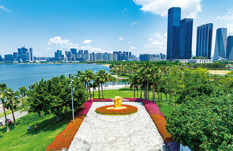 支持深圳建设中国特色社会主义先行示范区，是以习近平同志为核心的党中央作出的重大决策，有利于率先探索全面建设社会主义现代化强国新路径，为实现中华民族伟大复兴的中国梦提供有力支撑。图为从深圳前海石公园眺望生机勃勃的前海湾。 深圳市前海管理局供图