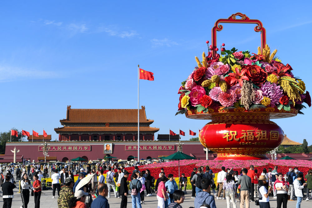 9月27日，市民游客在天安門廣場參觀“祝福祖國”巨型花籃。新華社記者 鞠煥宗 攝