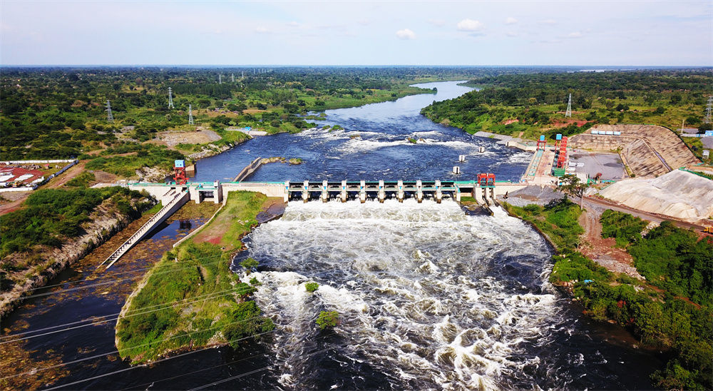 　　這是2020年7月11日在烏干達基裡揚東戈航拍的卡魯瑪水電站項目。新華社發