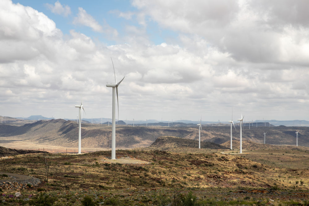 　　這是在南非北開普省德阿拍攝的中國龍源電力集團南非公司運營的德阿風電項目風機（2021年11月22日攝）。新華社記者 呂天然 攝