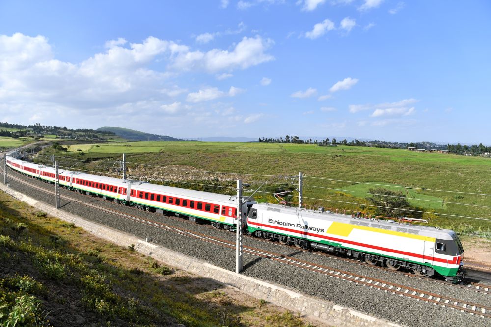 　　2016年10月3日，在埃塞俄比亞首都亞的斯亞貝巴附近，一列試運行列車在亞吉鐵路上行駛。新華社記者 孫瑞博 攝
