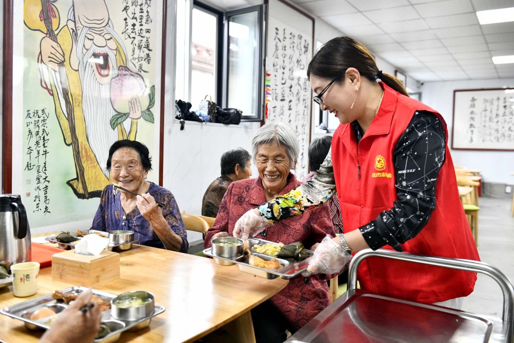 在山東省乳山市城區街道騰甲庄村幸福食堂，志願者為老人們配送午餐（2023年6月24日攝）。新華社記者 郭緒雷 攝