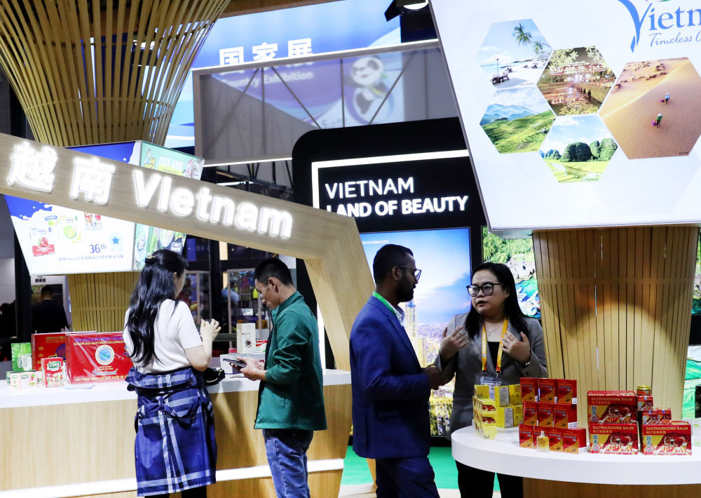 這是2023年11月6日拍攝的第六屆進博會國家展越南展台。新華社記者 方喆 攝
