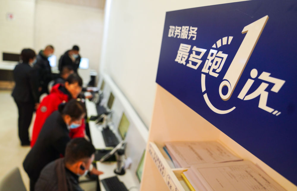 在吉林省長春市二道區政務服務中心輔助填報區，市民在工作人員的輔助下進行事項填報（2020年11月23日攝）。新華社記者 許暢 攝