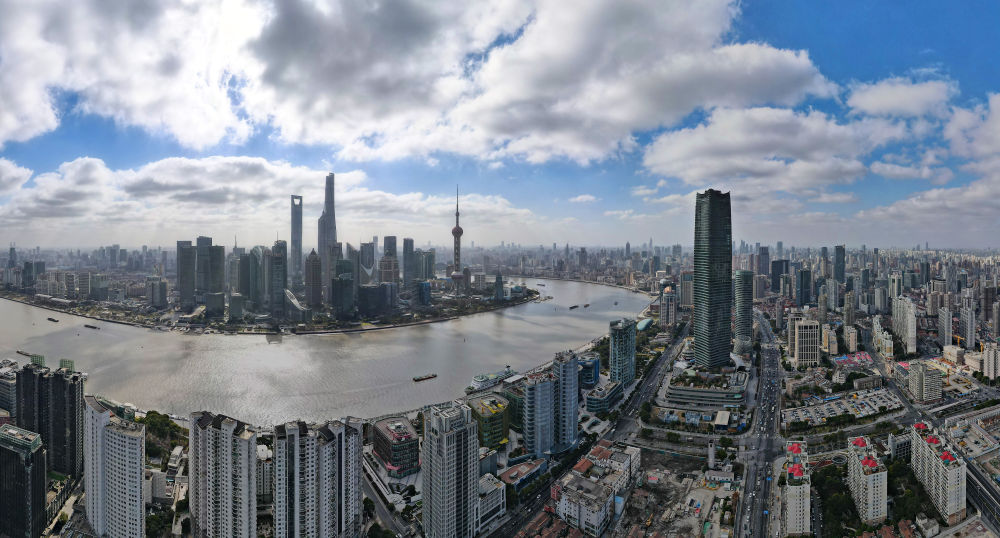 從上海虹口區北外灘空中俯瞰中國（上海）自由貿易試驗區陸家嘴片區（2023年1月10日攝，無人機全景照片）。新華社記者 方喆 攝