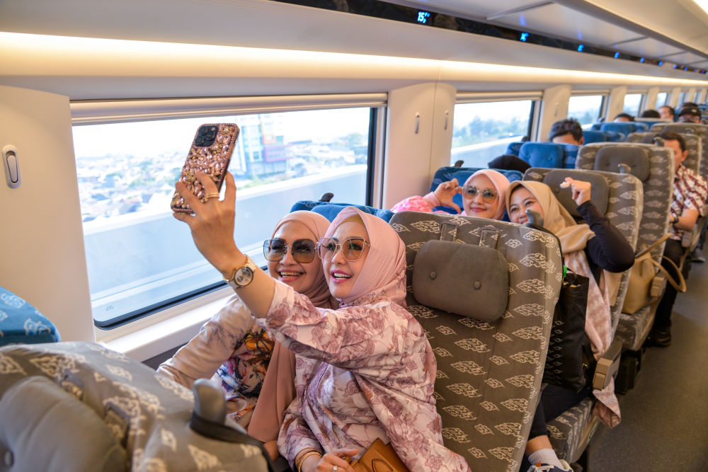 2023年10月17日，乘客在行駛中的雅萬高鐵高速動車組列車車廂內拍照。新華社記者 徐欽 攝