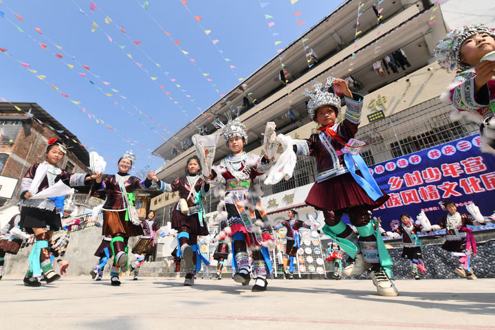2025年3月25日，广西柳州市融水苗族自治县杆洞乡中心小学学生在跳芦笙踩堂舞。新华社记者 黄孝邦 摄