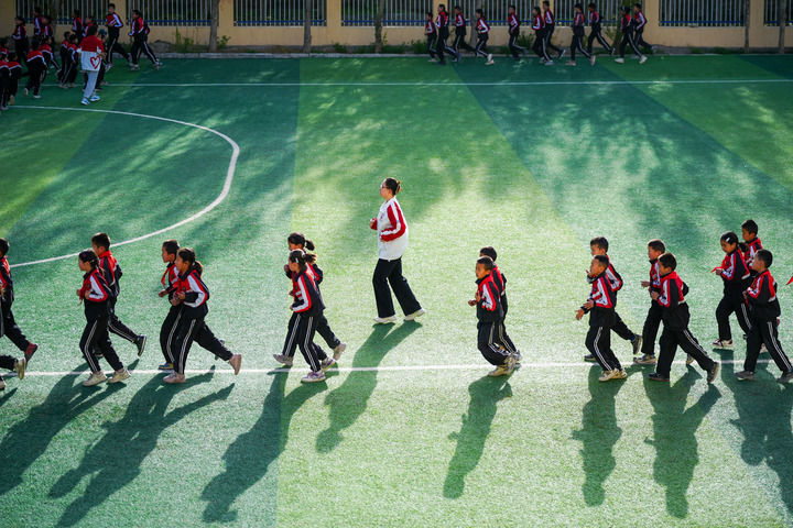 2025年4月24日，在新疆克州阿图什市哈拉峻乡谢依特小学，支教教师带领学生晨跑。新华社记者 徐宏岩 摄