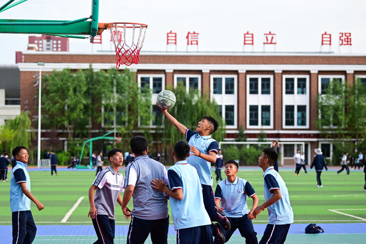 2024年6月18日，学生在青海果洛西宁民族中学打篮球。新华社记者 张龙 摄