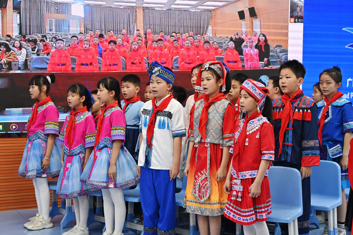 2025年3月28日，在“壮蒙一家亲 共筑中国梦”手拉手主题云队会上，广西南宁市滨湖路小学四（1）中队队员通过网络和内蒙古鄂尔多斯东胜区第十二小学四（9）中队队员一起唱《中国少年先锋队队歌》。新华社记者 周华 摄