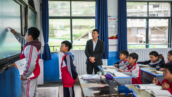 2024年11月21日，在地处乌蒙山区的贵州省六盘水市水城区亮岩小学，学生在供暖的教室内学习。新华社记者 陶亮 摄
